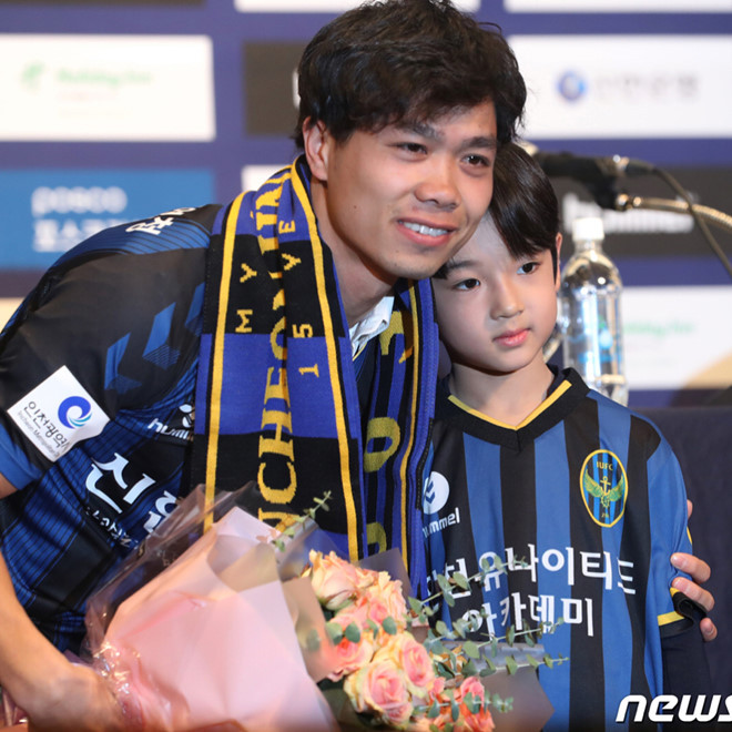 Ngày 14/2, Công Phượng chính thức ra mắt CLB Incheon United (Hàn Quốc) với sự tham dự của HLV Park Hang-seo, Đại sứ Việt Nam tại Hàn Quốc, trợ lý Lee Young-jin và đại diện CLB Hoàng Anh Gia Lai. Ảnh: News1.