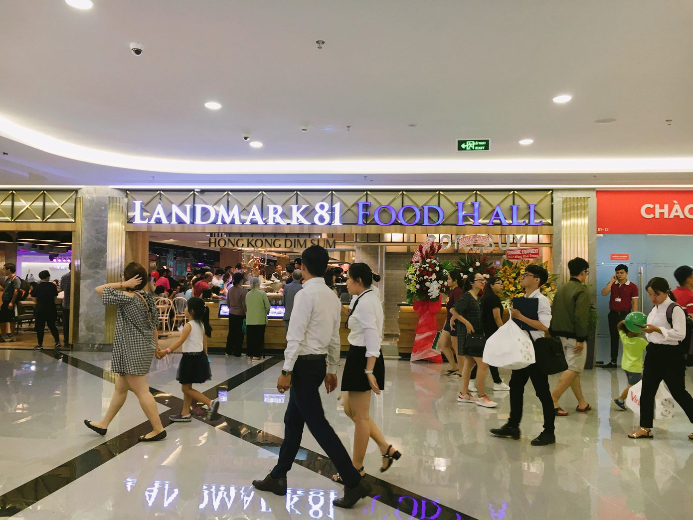 Khu vực food-court với nhiều nhà hàng mini, phục vụ nhiều món Á - Âu khá hấp dẫn.