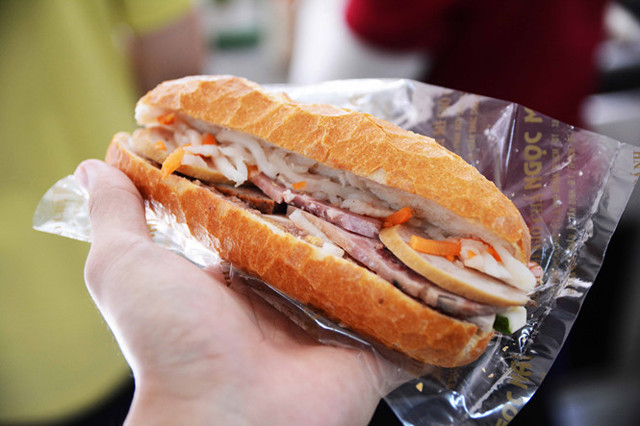 Ổ bánh mì Ngọc Mai đầy ắp chả, bì, jambon,… chỉ có giá từ 12.000 - 15.000 đồng.