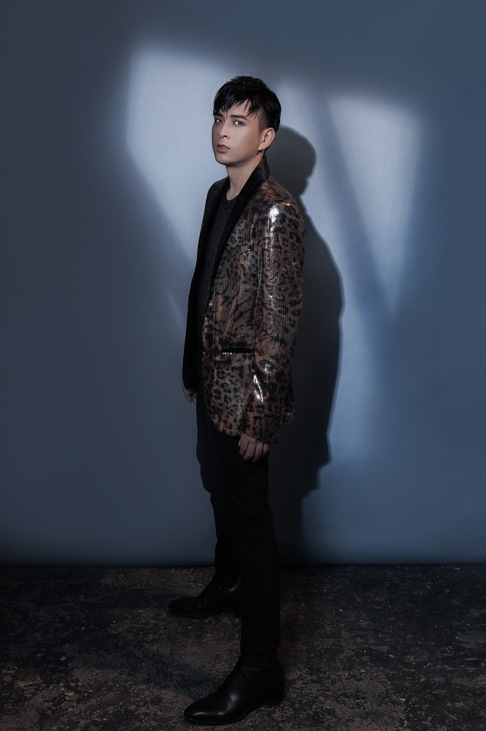Bất ngờ tung bộ ảnh &quot;soái ca&quot; sau khi hóa thân thành một &quot;bad boy&quot; trong MV Anh say quá, Hồ Quang Hiếu cho biết anh không suy nghĩ nhiều về hình ảnh có phần &quot;nổi loạn&quot; thời gian vừa qua. Theo anh, đó chỉ là cách để chứng minh bản thân có thể đa dạng trong âm nhạc.