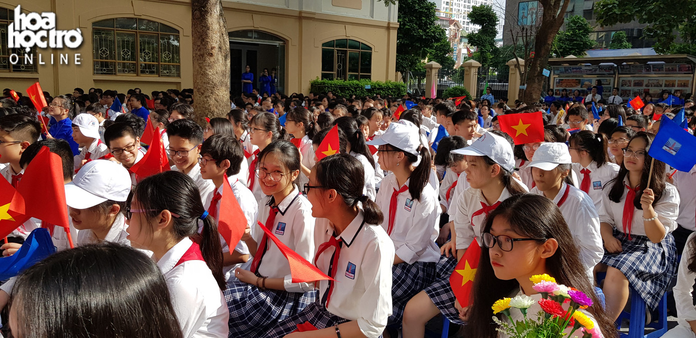 Nữ sinh cấp 2 trong áo đồng phục và váy kẻ