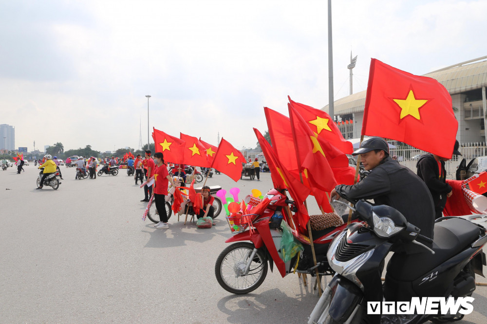 Các CĐV đã có mặt rất sớm tại khu vực SVĐ Mỹ Đình. (Ảnh: VTC News) Các CĐV đã có mặt rất sớm tại khu vực SVĐ Mỹ Đình. (Ảnh: VTC News)