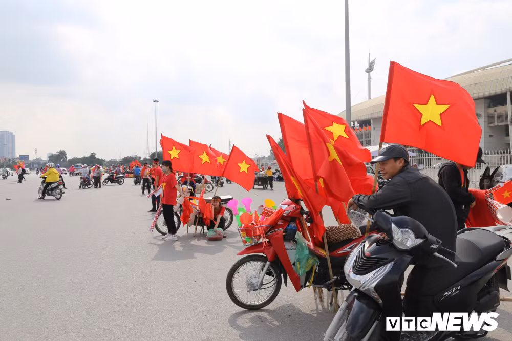 Các CĐV đã có mặt rất sớm tại khu vực SVĐ Mỹ Đình. (Ảnh: VTC News)