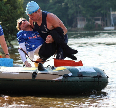 Hai bố con Dick và Rick trong cuộc thi ba môn phối hợp.