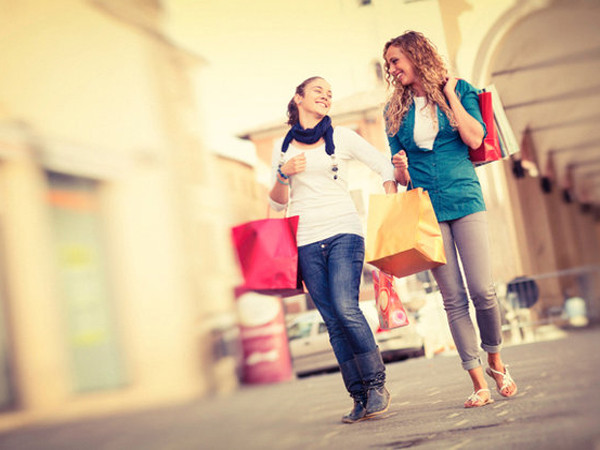 Làm gì khi nàng bạn thân âm thầm "rút ví" của bạn? ảnh 1