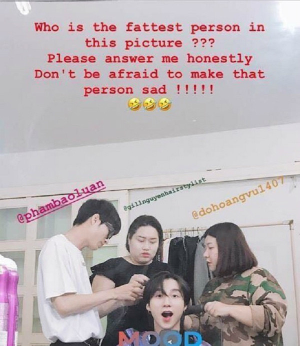 Trong ảnh, Sơn Tùng M-TP đang được các nhân viên làm tóc cho, trong đó có 2 nữ nhân viên có ngoại hình khá tròn trịa, mũm mĩm. 