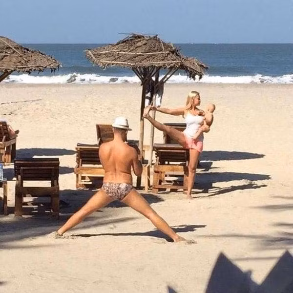 Cả hai vợ chồng đều ”tập yoga” để cho ra bức ảnh để đời.