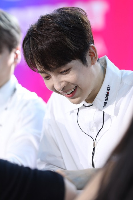 Snuper và GFriend khoe visual đỉnh cao tại fansign ở phố đi bộ Nguyễn Huệ ảnh 2