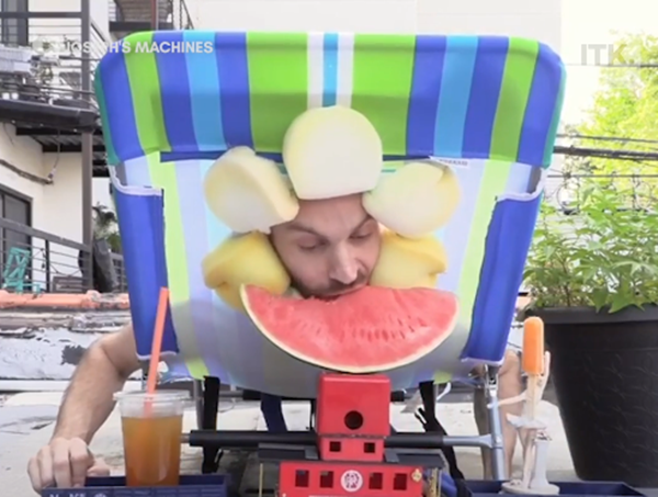 Vừa phơi nắng vừa thưởng thức trà, hoa quả và cả kem nữa.