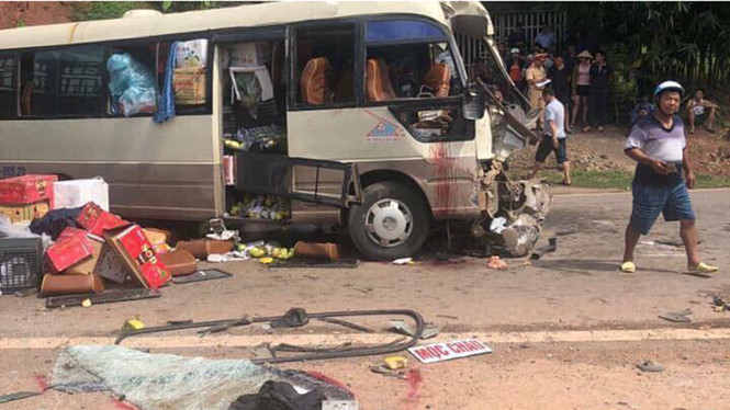 Xe khách 29 chỗ bẹp rúm, hư hỏng nặng sau vụ tai nạn. ẢNH: QUỲNH NGA.