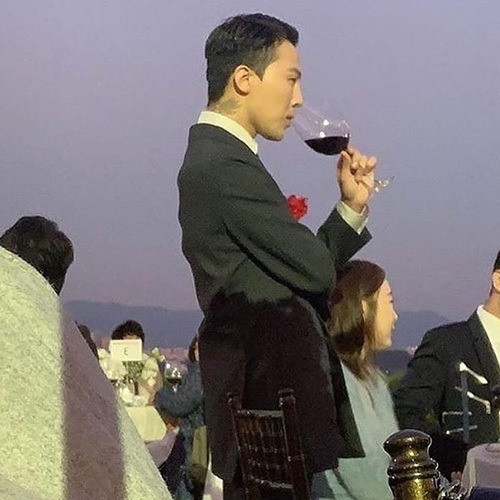 Ngay cả khi đứng một góc nhìn chị gái làm lễ thành hôn thôi, G-Dragon cũng cực kỳ thu hút.
