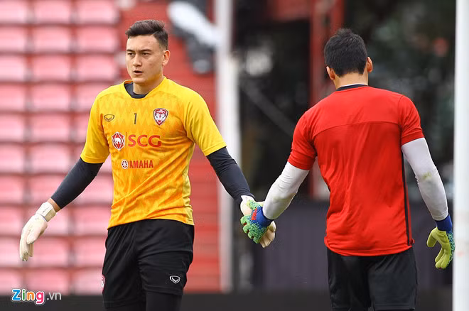 Nếu chuyển đến Muangthong United, Văn Hậu sẽ là đồng đội của thủ môn Đặng Văn Lâm. Ảnh: Quang Thịnh.