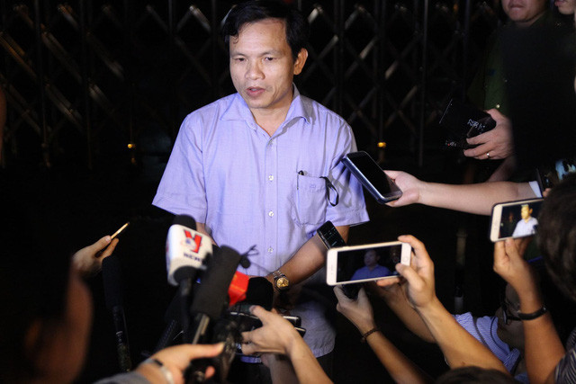 Ông Mai Văn Trinh - Cục trưởng Cục Quản lý chất lượng, Bộ GD&amp;ĐT trả lời phỏng vấn báo chí vào đêm 21/7. (Ảnh: Trần Thanh/Dân trí)