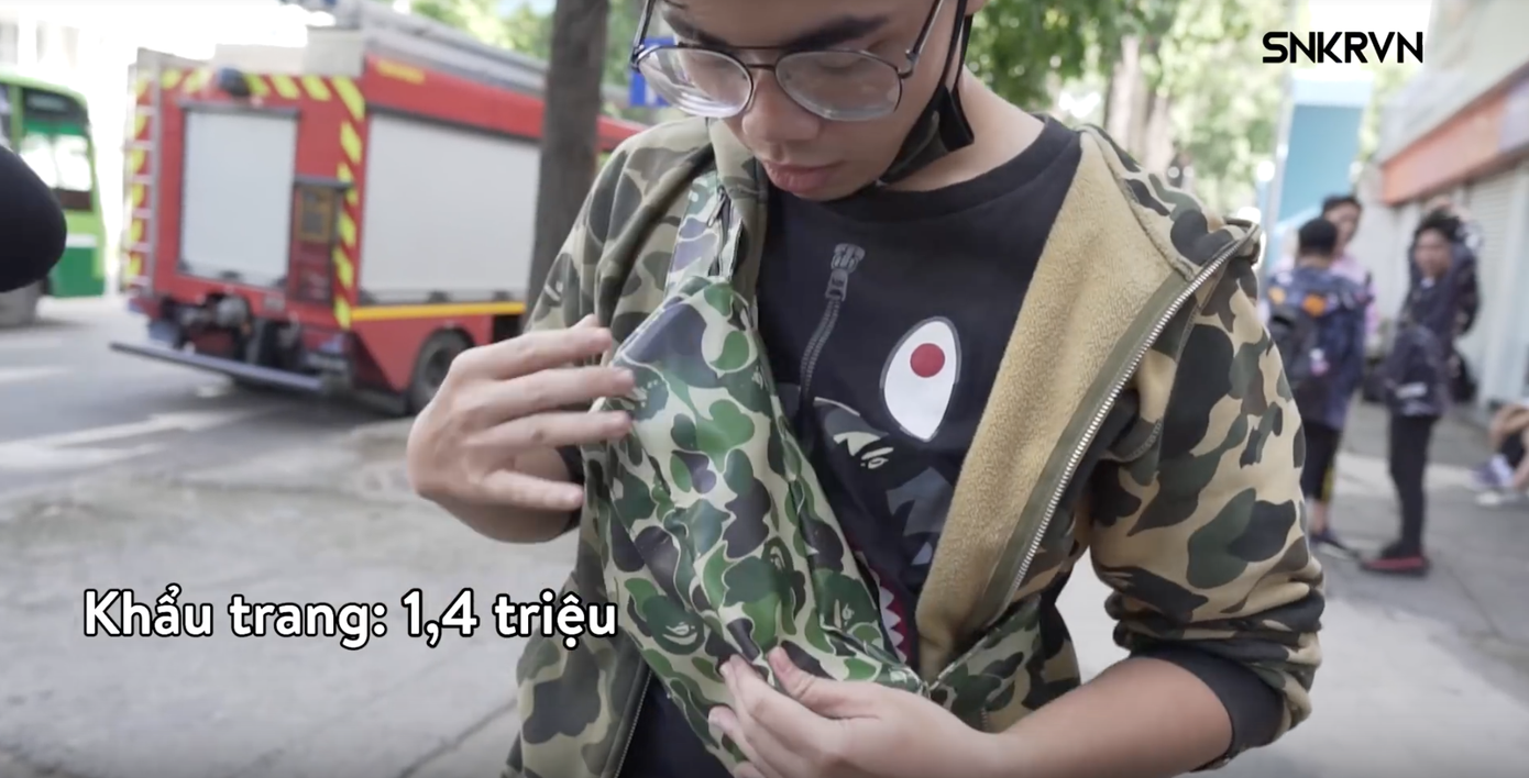 Bạn nam tự tin khoe chiếc khẩu trang giá 1,4 triệu đồng.