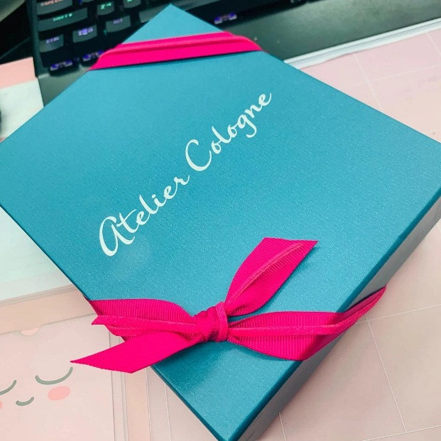 Hộp quà xinh xắn từ thương hiệu Atelier Cologne.