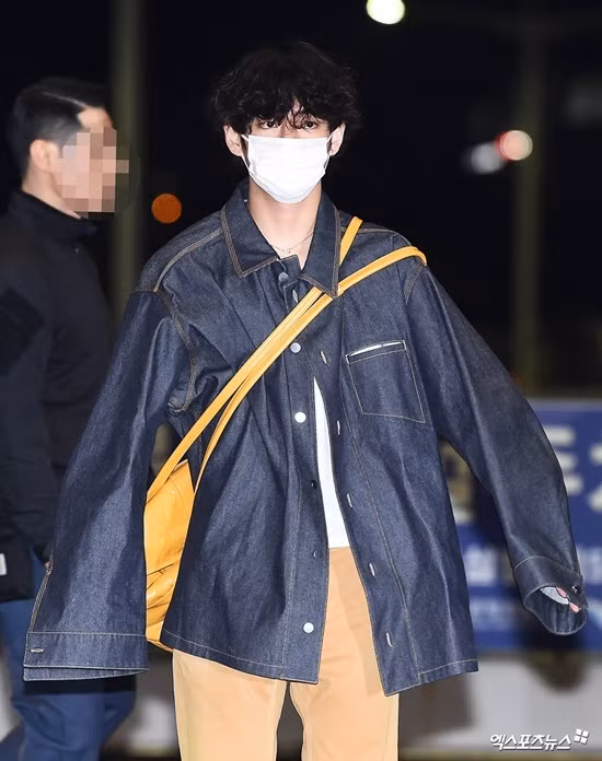 V luôn là chàng trai có gu thời trang độc đáo nhất nhóm. Anh chàng như đang 