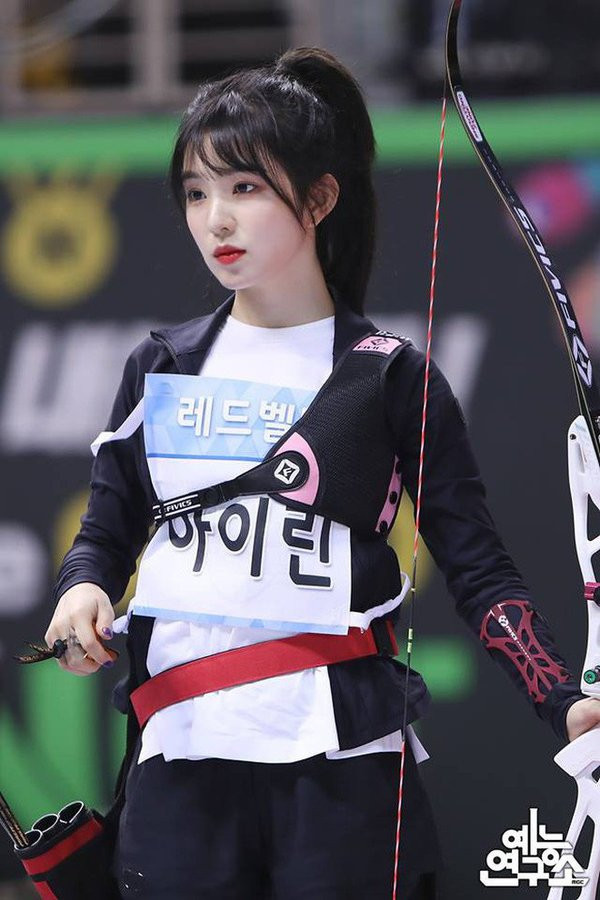 Một mỹ nhân K-Pop khác đốn tim fan khi thi tài bắn cung chính là Irene. Chỉ cần ngắm Irene trong bộ đồ vận động viên, tay cầm cây cung và thần thái lạnh lùng kiêu sa thôi là fan đã thấy cô nàng rất giống nữ thần trong thần thoại Hy Lạp rồi.