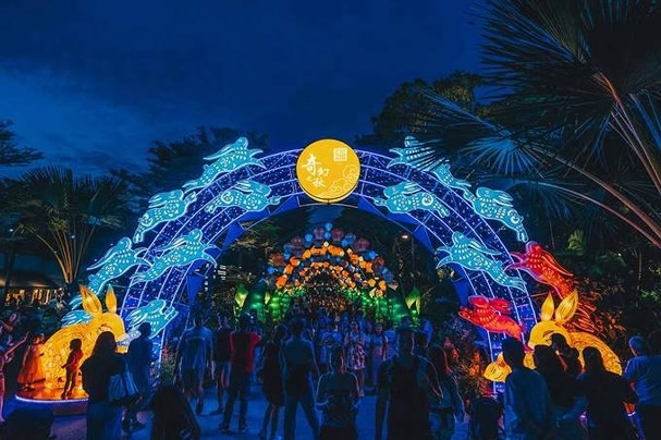 Tại Singapore, những chiếc đèn khổng lồ hình các sinh vật huyền bí được dựng lên để phục vụ nhu cầu tham quan của người dân. Tại Singapore, những chiếc đèn khổng lồ hình các sinh vật huyền bí được dựng lên để phục vụ nhu cầu tham quan của người dân.