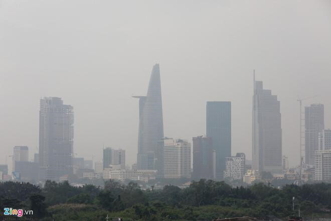 Không khí ô nhiễm ở TP.HCM khiến người đi đường có cảm giác cay mắt. (Ảnh: Hải An) Không khí ô nhiễm ở TP.HCM khiến người đi đường có cảm giác cay mắt. (Ảnh: Hải An)
