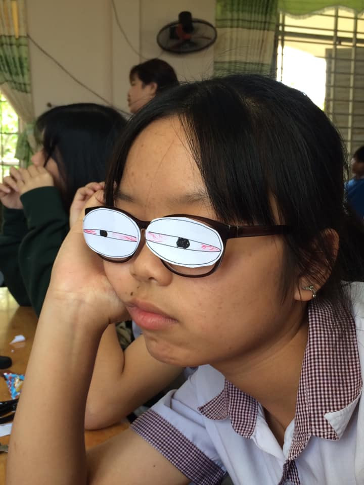 Đôi mắt thể hiện tâm hồn "thiếu ngủ" khi nghe giảng là đây nhỉ?