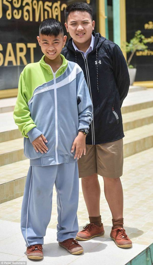 Songpol Kanthawong và Tsaweechai Namsang dự định sẽ cùng các bạn trong đội bóng và thầy huấn luyện viên tới hang Tham Luang nhưng rút lui vào phút chót.