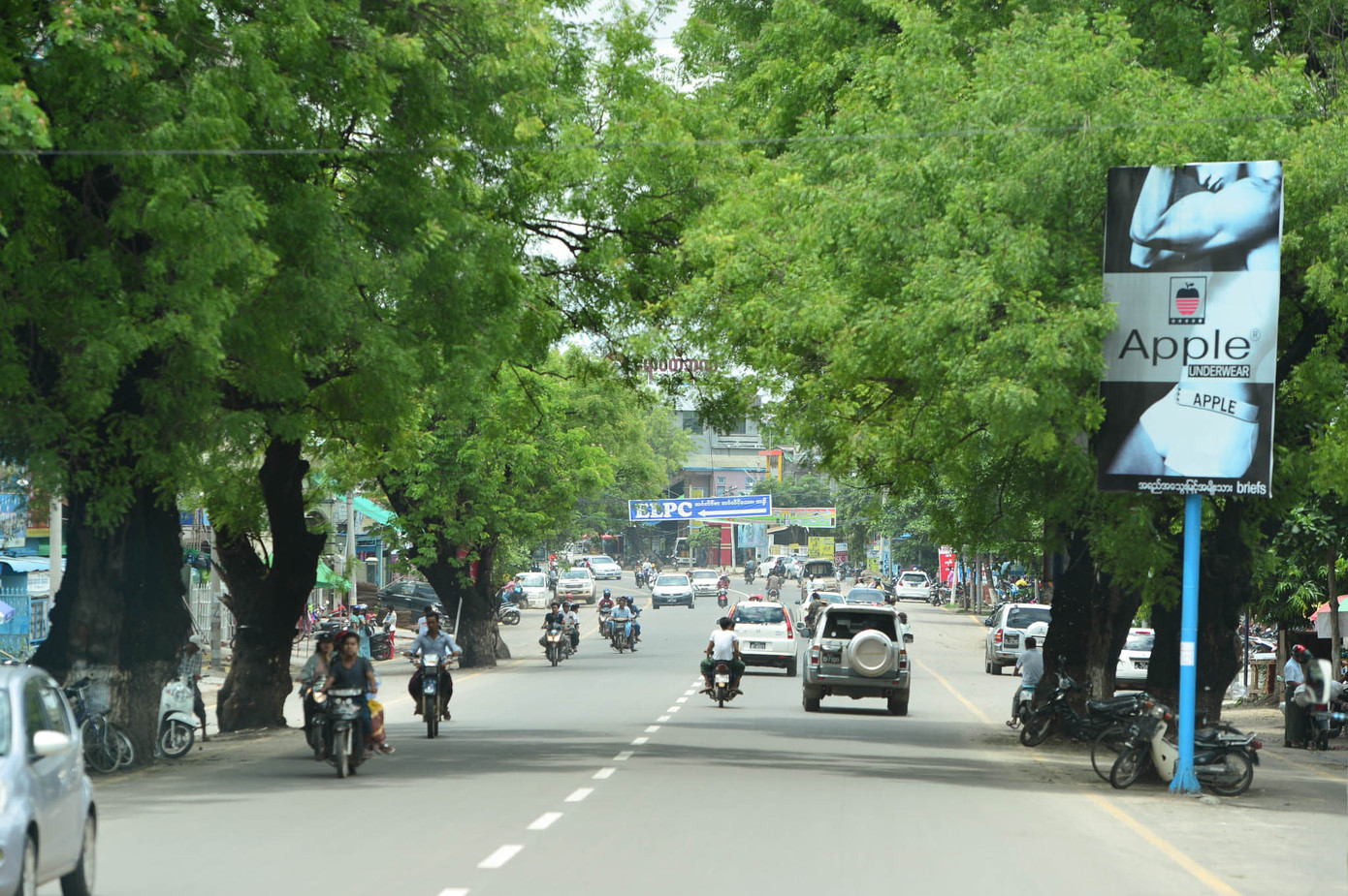 Đường sá rất ít phương tiện giao thông