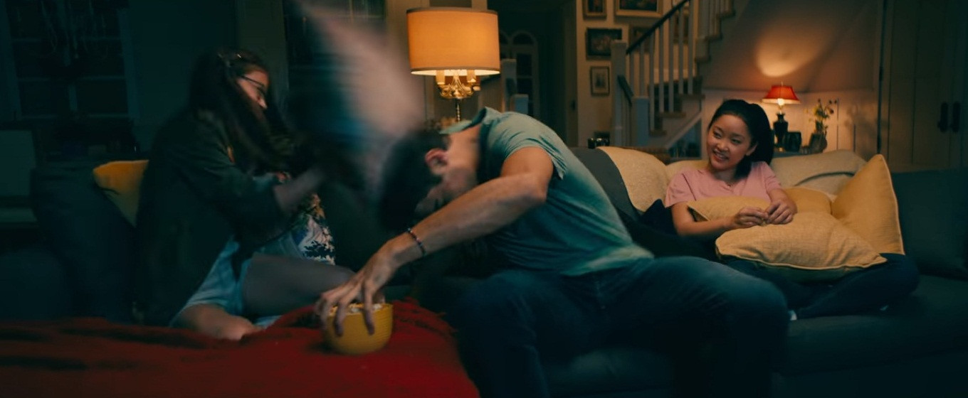 Noah Centineo đã chồm tới cầm lấy bát bỏng ngô...