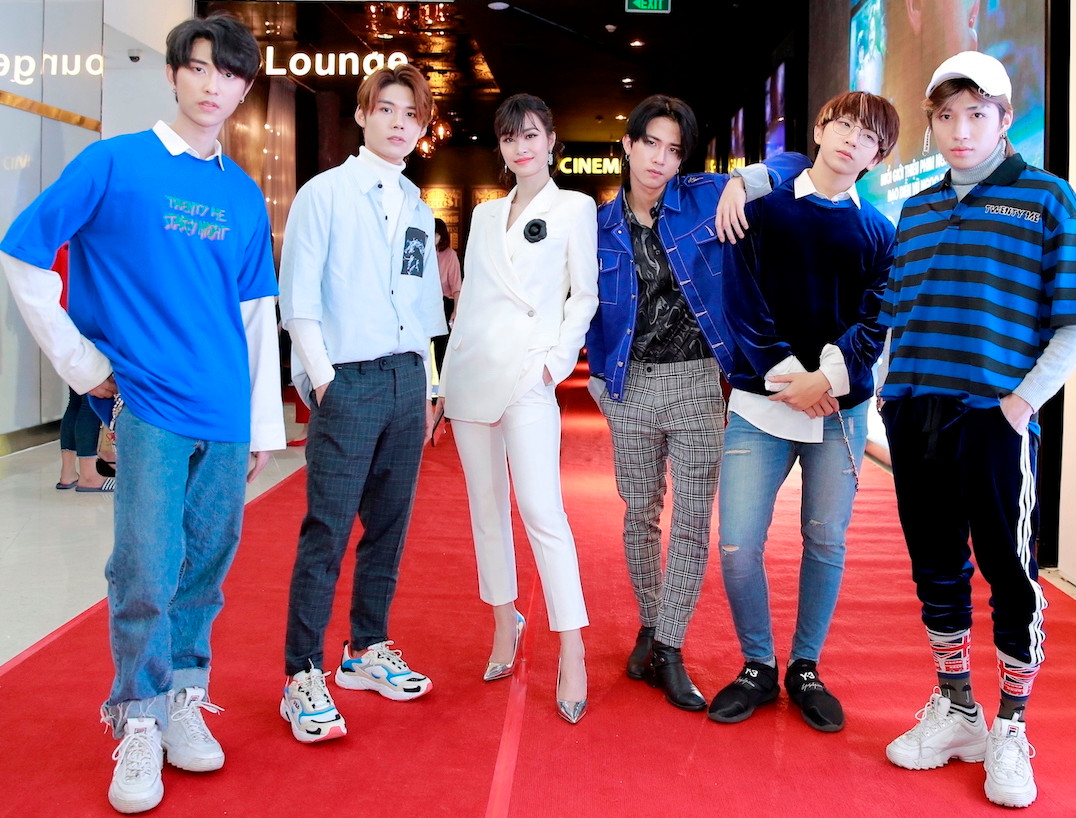 Đông Nhi - nhóm Uni5