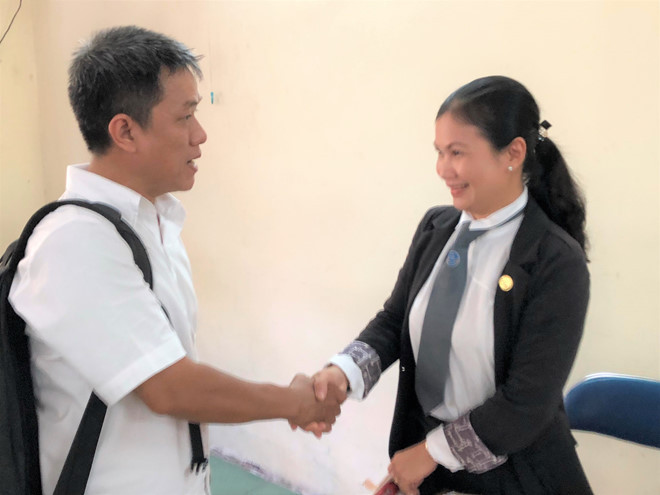 Sau khi tòa tuyên bố nghị án, luật sư bắt tay chúc mừng Lê Linh tiếp tục vững tin vào vụ kiện.