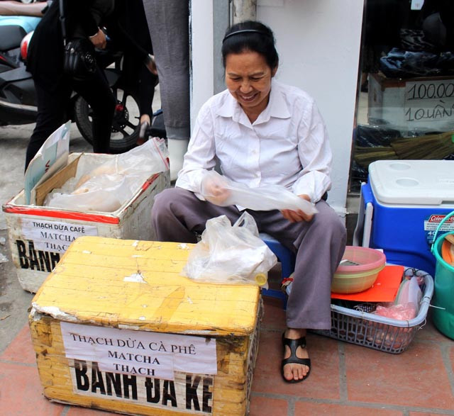 Gánh quà vặt giản dị của bác Ngoan.