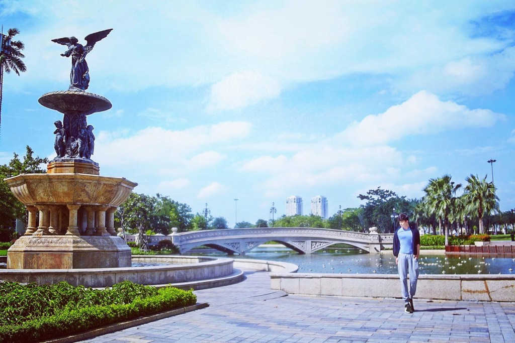 Phía bên dưới căn chung cư của Nathan Lee.