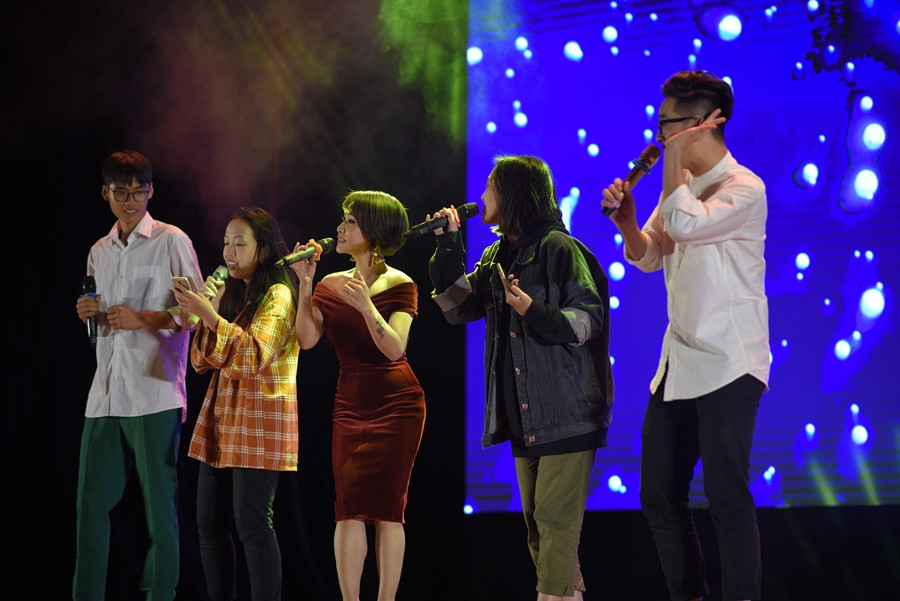Các bạn teen còn có cơ hội "song ca cùng thần tượng" trong bản hit "Chờ người nơi ấy" của ca sĩ Uyên Linh. Các bạn teen còn có cơ hội "song ca cùng thần tượng" trong bản hit "Chờ người nơi ấy" của ca sĩ Uyên Linh.