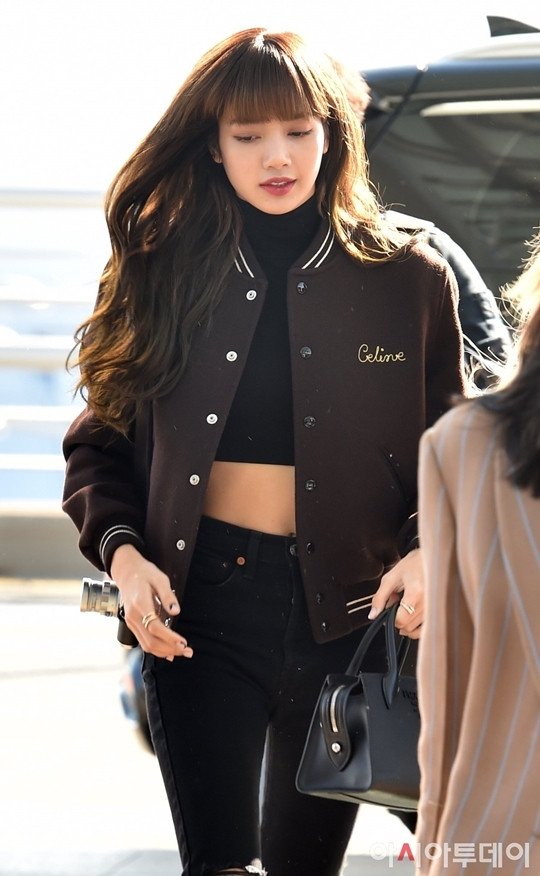 Lisa tiếp tục phát huy style năng động. Cô diện áo khoác bóng chày của Celine, mix cùng crop-top khoe vòng eo tí hon.