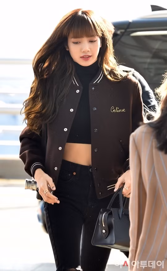 Lisa tiếp tục phát huy style năng động. Cô diện áo khoác bóng chày của Celine, mix cùng crop-top khoe vòng eo tí hon.