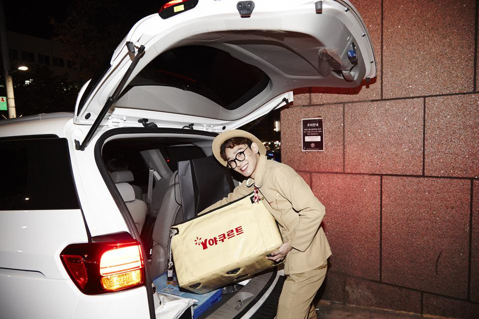 Có ai nhận ra bà già bán sữa chua này là Chen (EXO) không vậy?