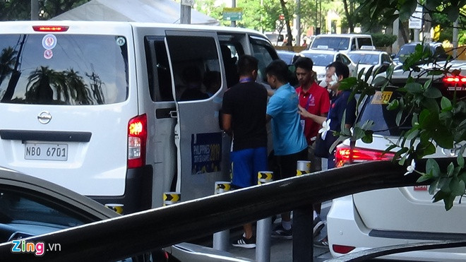 Quang Hải được các trợ lý dìu lên xe đi kiểm tra chấn thương. Ảnh: Lê Ngọc.