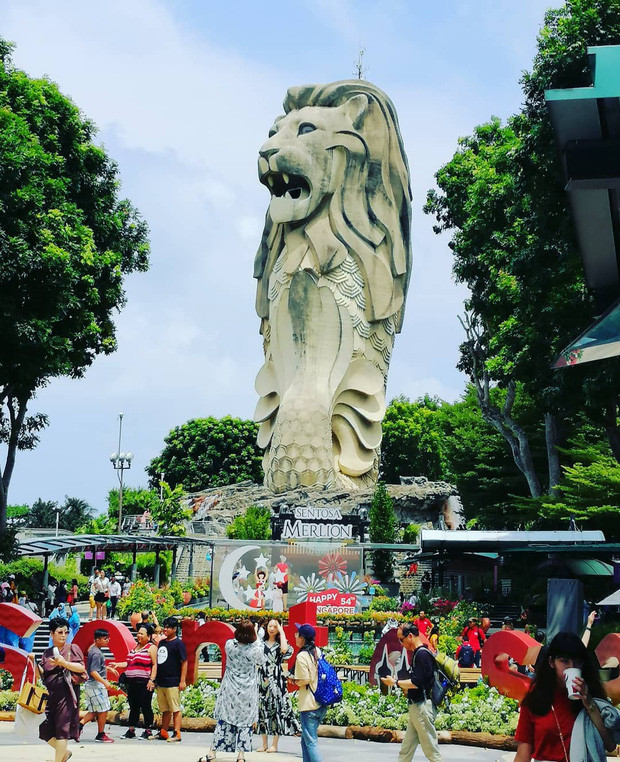 Trên khắp quốc gia này có khoảng 7 địa điểm tham quan trưng bày tượng Merlion, trong đó bức tượng ở công viên Sentosa là to lớn nhất với chiều cao lên đến 37 m.