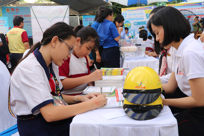 Học sinh cấp THCS tìm hiểu về ngành nghề ở các trường CĐ, trung cấp. ẢNH: LÊ THANH.
