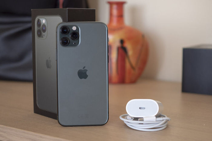 iPhone 11 Pro và iPhone 11 Pro có cục sạc nhanh 18 watt kèm máy và cáp chuyển đổi USB-C sang Lightning. iPhone 11 Pro và iPhone 11 Pro có cục sạc nhanh 18 watt kèm máy và cáp chuyển đổi USB-C sang Lightning.
