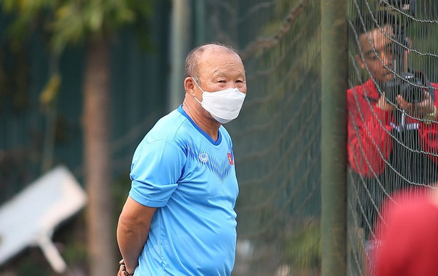 HLV Park Hang Seo thường xuyên đeo khẩu trang và tự cách ly 14 ngày.