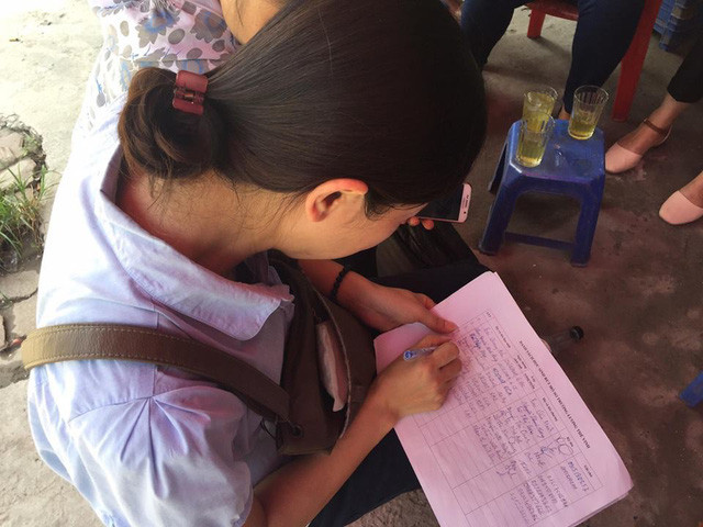 Phụ huynh kí đơn tập thể gửi Trường Lương Thế Vinh sáng 6/7. (Ảnh: T. M).