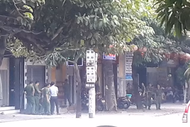 Khu vực đối tượng cố thủ cùng vũ khí.