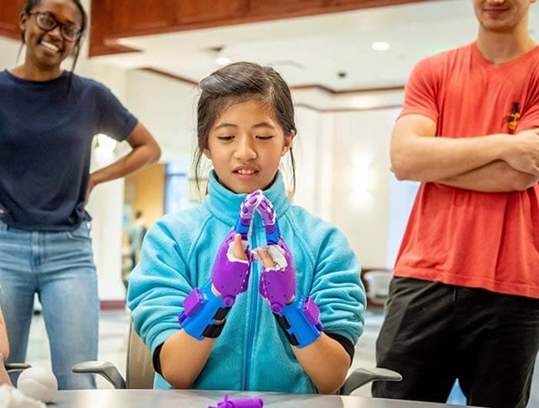 Tori với đôi tay mới.