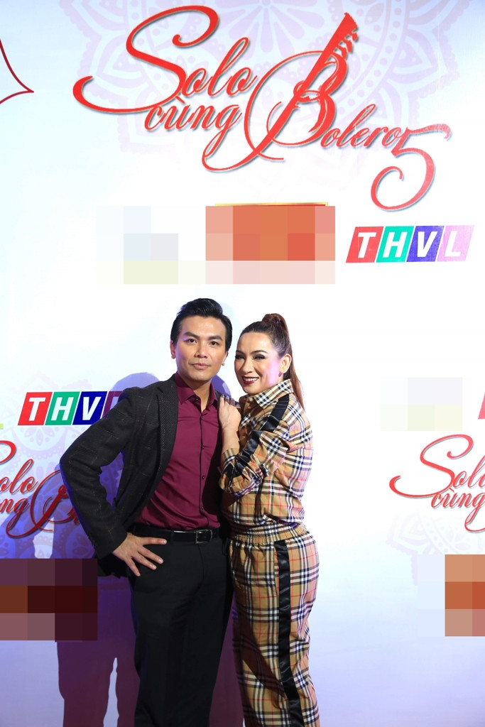 Mạnh Quỳnh có mặt tại sân khấu khá sớm và ở trong hậu trường chờ đợi nữ giám khảo Phi Nhung – “người tình” sân khấu và là cặp bài trùng của anh trên ghế nóng.