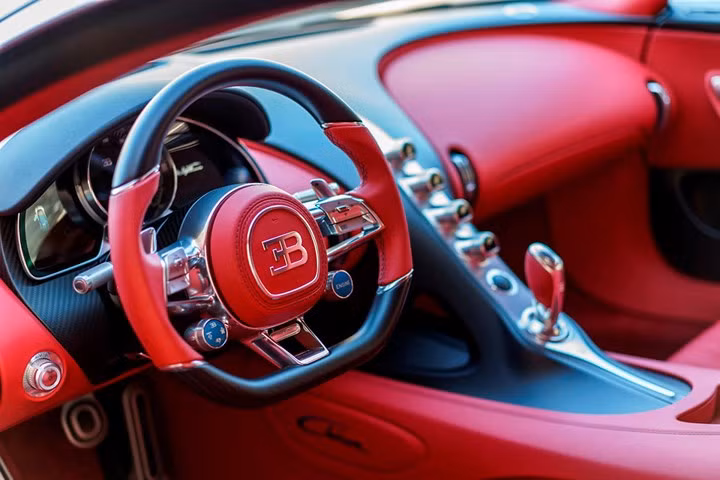 1. Bugatti Chiron: Giống như người tiền nhiệm Veyron, Bugatti Chiron là một trong những mẫu siêu xe tốt nhất trên thị trường hiện tại. Không giống như hầu hết các mẫu xe hiện đại khác, Chiron không trang bị màn hình để giúp bạn có một cảm giác lái cổ điển hơn. Nội thất Chiron được bọc da cao cấp và sợi carbon đắt tiền. Bugatti Chiron có mức giá bán 2,7 triệu USD.