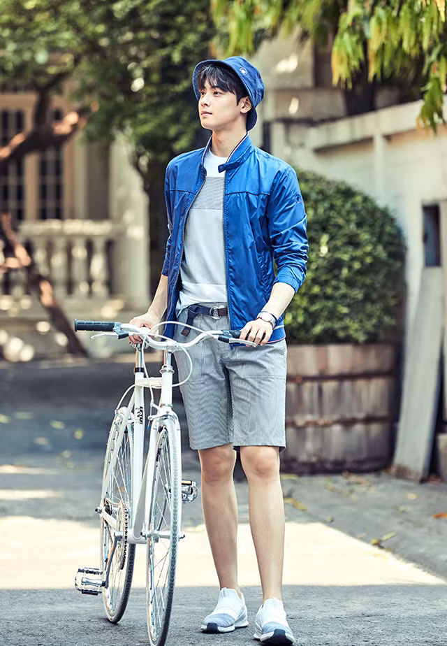 Cha Eunwoo (Astro) đẹp trai thì ai cũng biết, nhưng hóa ra gu thời trang của Eunwoo cũng rất đáng chú ý. Eunwoo thường chỉ mặc những set đồ đơn giản và cơ bản với những áo sơ mi, áo thun, quần tây, quần jean… nhưng nhờ vóc dáng cao ráo, anh chàng vẫn tỏa sáng như thường.