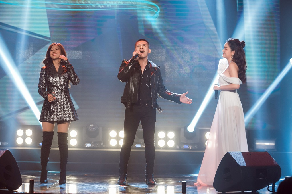 Lần đầu tiên Mình yêu từ bao giờ (Em là bà nội của anh) – Chờ người nơi ấy (Mỹ nhân kế) – Cho em gần anh thêm chút nữa (phim cùng tên) – Vì yêu là nhớ (Ông ngoại tuổi 30) được nhà sản xuất âm nhạc Khắc Hưng kết nối đầy tình cảm, hòa quyện và tươi trẻ đến thế. Nhiều khán giả tại sân khấu không khỏi bùi ngùi vì nhớ lại những ký ức ngọt ngào mà các bộ phim từng mang lại thông qua 3 giọng hát đầy nội lực: Phạm Quỳnh Anh, Quốc Thiên và Hoàng Yến Chibi.