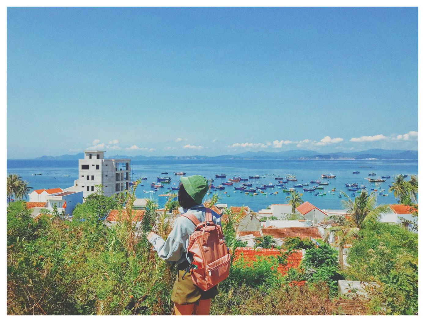 “Nhìn từ đỉnh xuống, Cù Lao Xanh như một bàn cờ mà có lẽ Đế Thích khi chếnh choáng hơi men đã lỡ tay làm rớt xuống cõi trần”