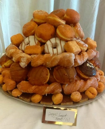 Món donut tráng miệng trong tiệc cưới.