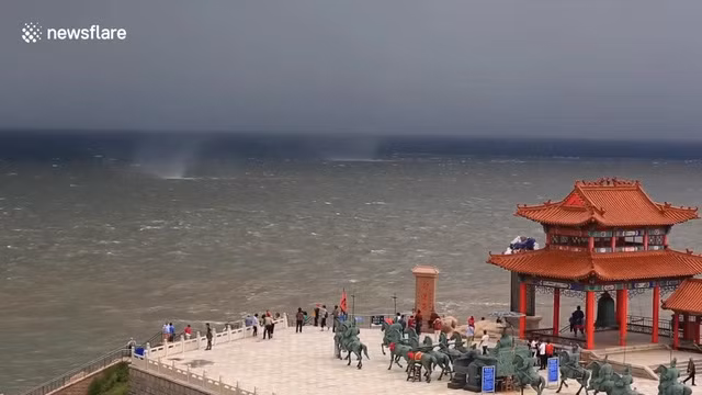 Đây là lần đầu tiên vùng biển này xuất hiện cùng lúc nhiều vòi rồng đến vậy, thu hút sự chú ý của người dân và du khách.